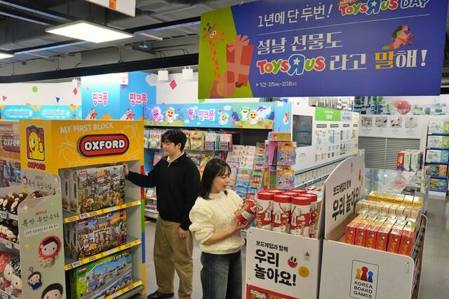 사진은 롯데마트 토이저러스 잠실점에서 행사 상품을 구매하고 있는 직원들의 모습.(롯데마트 제공)