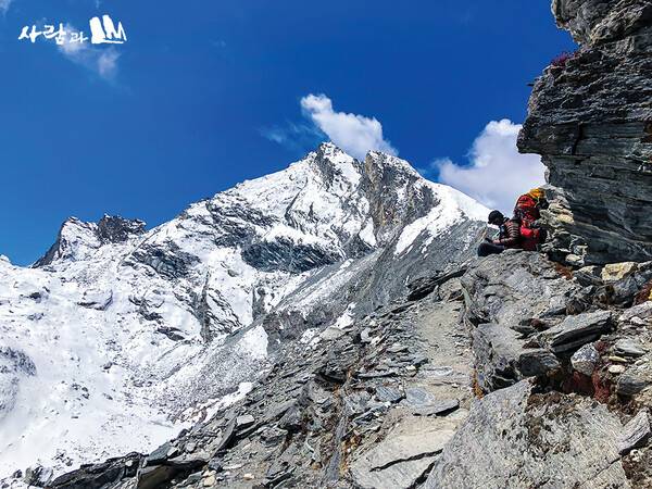이번에 실종사고가 발생한 네팔 히말라야 쿰부 지역 트레킹 코스와 설봉. 이 코스는 난간이 없는 약 300~400m 이상 절벽이 즐비하여 추락 위험이 높은 지역이다. 사진 사람과 산 DB