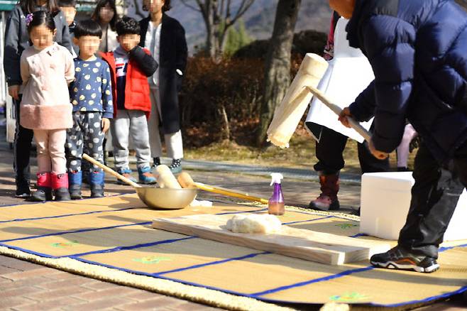 국립청주박물관, 떡메치기 행사 (사진=박물관)