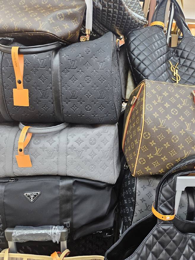 지난 8일 찾은 중국 남부 광저우 짠시루 한 쇼핑몰 매장에 명품 가품 가방들이 전시돼있다. (사진=이데일리 이명철 특파원)