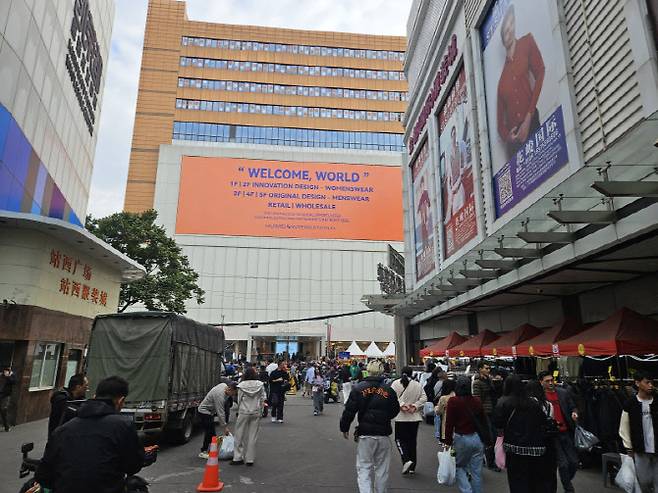 중국 남부 광저우 짠시루 시장 앞이 관광객 등 사람들로 붐비고 있다. (사진=이데일리 이명철 특파원)
