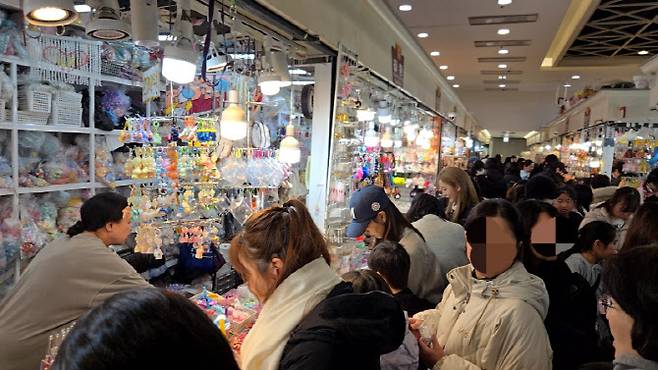 지난 9일 오전 서울 동대문 종합시장 B동 부자재 상가에 사람들이 모여 있는 모습.(사진=이유림 기자)
