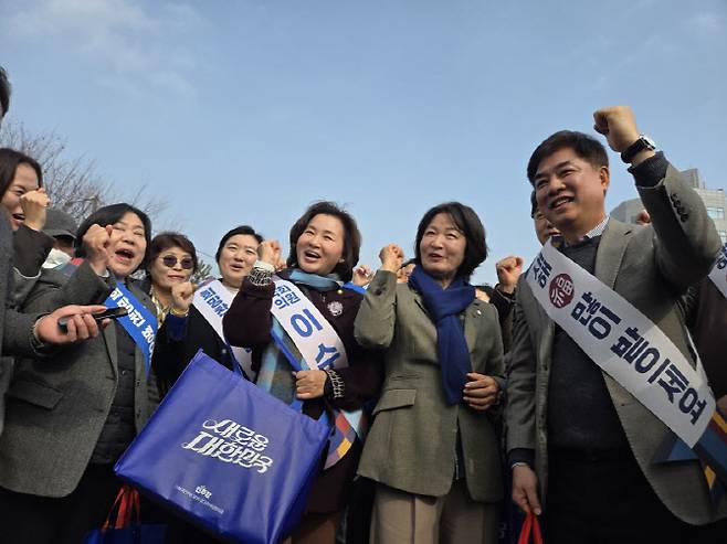 14일 성남 모란시장을 찾은 추미애 국회 법사위원장과 김병욱 전 청와대 정무비서관, 이수진 의원이 시민들과 기념사진을 찍고 있다.(사진=경인일보)