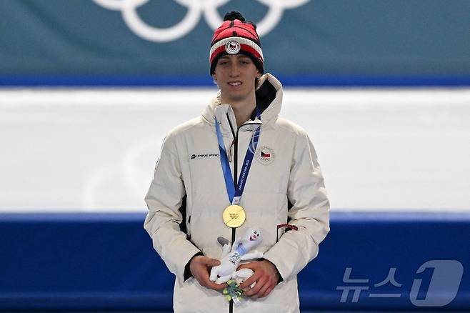 메토데이 이엘레크(체코)가 14일(한국시간) 열린 2026 밀라노 코르티나 동계 올림픽 스피드스케이팅 남자 1만m에서 금메달을 목에 걸고 기뻐하고 있다. ⓒ AFP=뉴스1