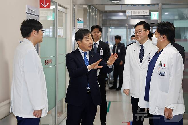 이형훈 보건복지부 제2차관이 12일 오전 서울 동작구 서울보라매병원을 방문해 설 연휴 대비 응급의료 현황을 관계자로부터 청취하고 있다. (보건복지부 제공. 재판매 및 DB 금지)