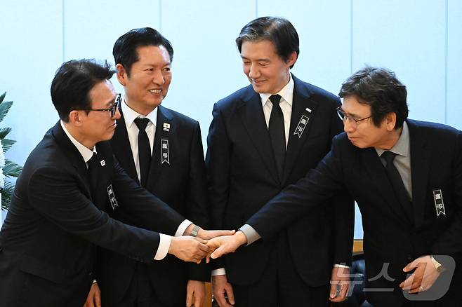 김민석 국무총리가 지난 1월 27일 서울 종로구 서울대학교병원 장례식장에 마련된 이해찬 민주평화통일자문회의 수석부의장의 빈소에서 정청래 더불어민주당 대표, 조국 조국혁신당 대표, 유시민 작가(왼쪽부터)와 대화하고 있다. 2026.1.27 ⓒ 뉴스1 사진공동취재단