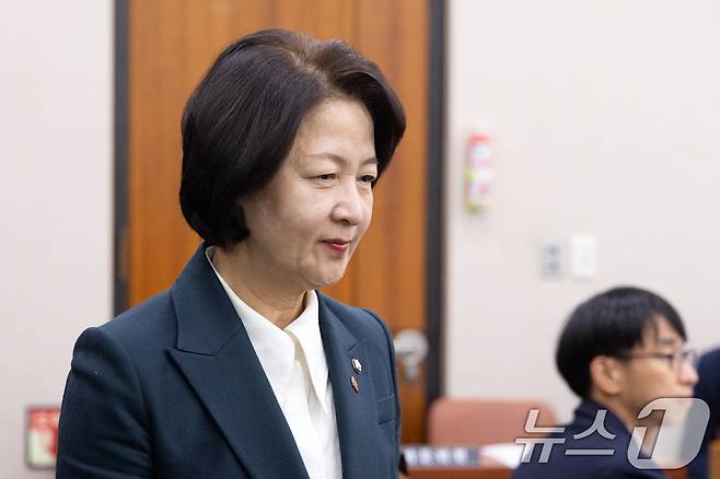 지난 11일 서울 여의도 국회에서 열린 제432회국회(임시회) 법제사법위원회 제2차 전체회의에서 추미애 위원장이 자리로 향하고 있다. 2026.2.11 ⓒ 뉴스1 이승배 기자