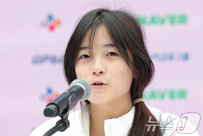 스노보드 여자 하프파이프에서 금메달을 차지한 최가온이 14일(현지시간) 이탈리아 밀라노의 빌라 네키 캄필리오(Villa Necchi Campiglio)에 마련된 코리아하우스에서 열린 기자회견에서 취재진의 질문에 답하고 있다. 2026.2.14 ⓒ 뉴스1 김성진 기자