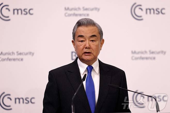 왕이 중국 외교부장이 14일(현지시간) 독일 뮌헨에서 열린 뮌헨안보회의에서 연설하고 있다. 2026.02.14. ⓒ AFP=뉴스1