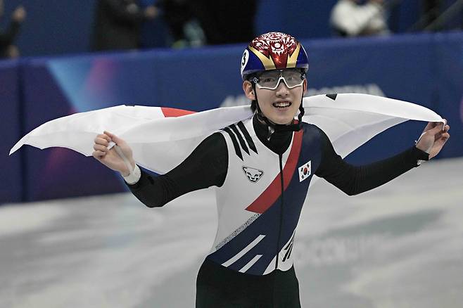 임종언이 13일(한국시간) 이탈리아 밀라노 아이스스케이팅 아레나에서 열린 2026 밀라노·코르티나 동계올림픽 쇼트트랙 남자 1000m 결승에서 동메달을 딴 후 세리머니를 하고 있다. 사진 | 밀라노=UPI 연합뉴스