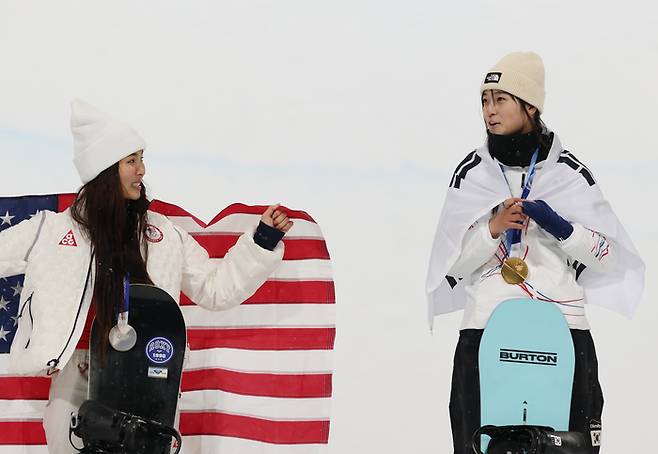 12일(현지시간) 이탈리아 리비뇨 스노파크에서 열린 2026 밀라노-코르티나담페초 동계올림픽 스노보드 여자 하프파이프 결승에서 금메달을 따낸 최가온이 은메달을 딴 클로이 김과 대화하고 있다. 사진 | 리비뇨=연합뉴스