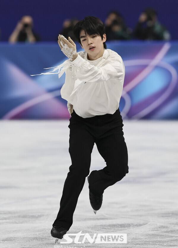프리스케이팅 차준환이 13일(현지 시간) 이탈리아 밀라노 아이스 스케이팅 아레나에서 열린 2026 밀라노·코르티나 담페초 동계올림픽 피겨스케이팅 남자 싱글 프리스케이팅에서 연기를 펼치고 있다. /사진=뉴시스