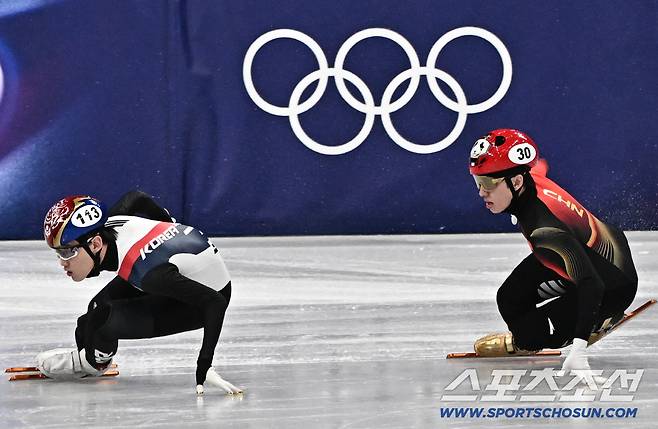 13일(한국시간) 이탈리아 밀라노 아이스스케이팅 아레나에서 쇼트트랙 남자 1000m 준준결선이 열렸다. 중국 린샤오쥔에 앞서 달리고 있는 임종언. 밀라노(이탈리아)=송정헌 기자songs@sportschosun.com/2026.02.13/