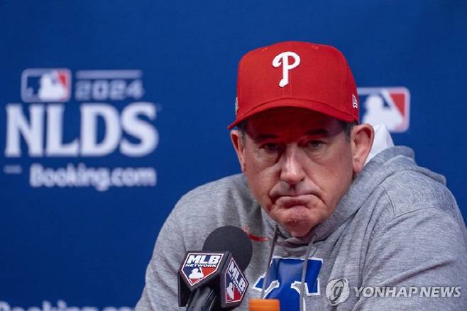 닉 카스테야노스와 불화를 겪은 필라델피아 롭 톰슨 감독.