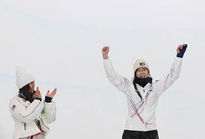 세대 교체

    (리비뇨=연합뉴스) 신준희 기자 = 12일(현지시간) 이탈리아 리비뇨 스노파크에서 열린 2026 밀라노-코르티나담페초 동계올림픽 스노보드 여자 하프파이프 결승에서 금메달을 따낸 최가온이 시상대에 오르며 기뻐하고 있다. 

    왼쪽은 은메달을 딴 미국 클로이 김. 2026.2.13