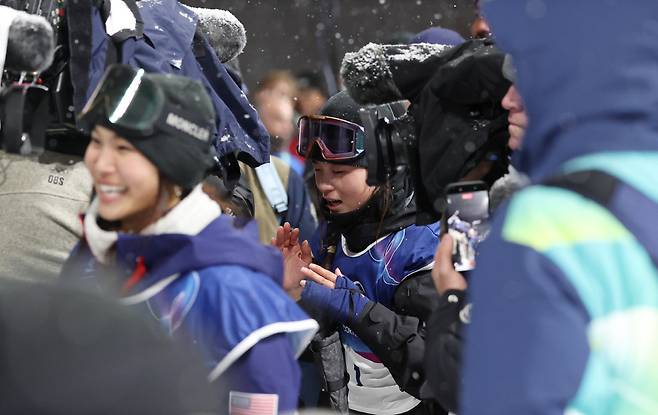 첫 금메달 획득한 최가온

    (리비뇨=연합뉴스) 신준희 기자 = 12일(현지시간) 이탈리아 리비뇨 스노파크에서 열린 2026 밀라노·코르티나담페초 동계 올림픽 스키 스노보드 여자 하프파이프 결선에서 90.25점을 획득해 우승을 차지한 한국 최가온이 기뻐하고 있다. 2026.2.13