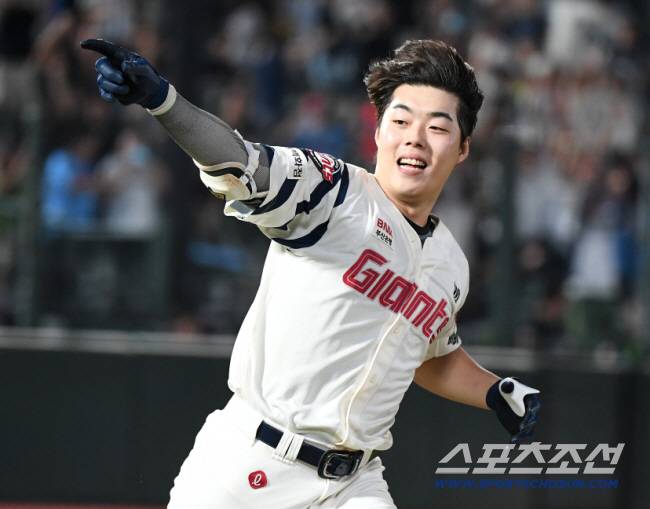 28일 부산 사직구장에서 열린 KT-롯데전. 11회말 2사 만루. 고승민이 끝내기 안타를 친 후 환호하고 있다. 부산=정재근 기자 cjg@sportschosun.com/2025.8.28/