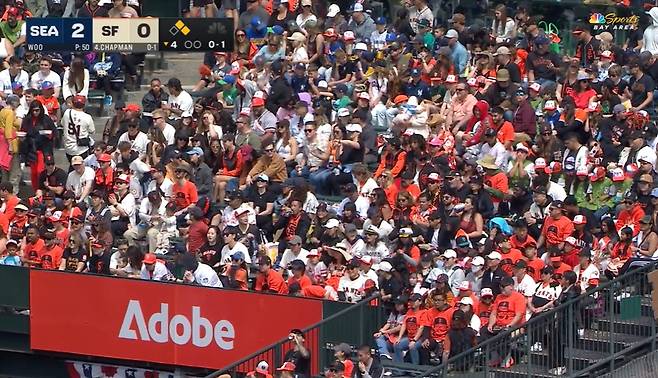 이정후 팬들을 위해 샌프란시스코 구단이 운영하는 '정후 크루'는 오라클파크 외야석 우중간 지역에 마련돼 있다. 이정후가 우익수로 포지션을 바꿈에 따라 이 구역도 재배치가 불가피해졌다. 사진=MLB.TV 캡처