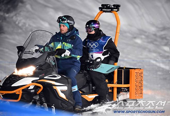 13일(한국시간) 이탈리아 리비뇨 스노파크에서 열린 스키 스노보드 여자 하프파이프 결선에서 최가온이 90.25점을 획득해 금메달을 차지했다. 2차 시기도 실패 후 내려가는 최가온. 리비뇨(이탈리아)=송정헌 기자songs@sportschosun.com/2026.02.13/