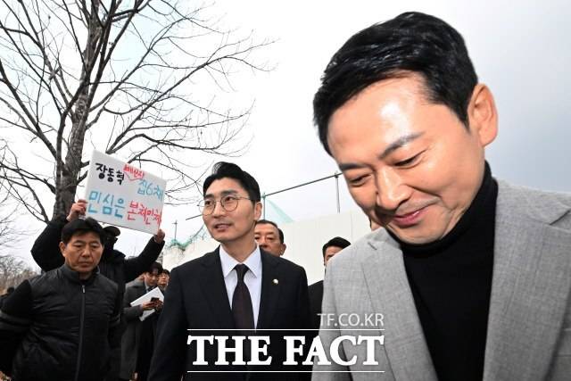 지난 11일 오후 전남 나주시 한국에너지공대 인공태양 연구시설 공사현장에서 유튜버들이 장동혁 국민의힘 당대표를 향해 비판성 손팻말을 들고 항의했다. /뉴시스