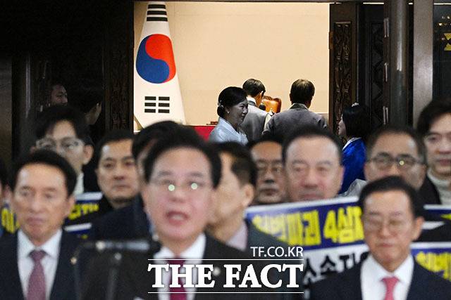 국민의힘 의원들이 12일 본회의 불참을 선언하며 로텐더홀에서 4심제 및 대법관 증원 관련 규탄대회를 열었다. /남용희 기자