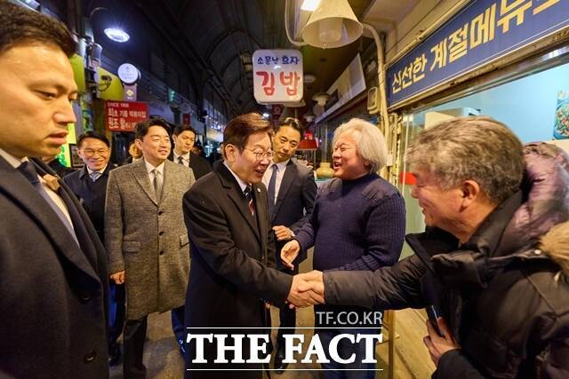 이재명 대통령이 9일 오후 종로구 통인시장을 찾아 상인들과 인사하고 있다. /청와대