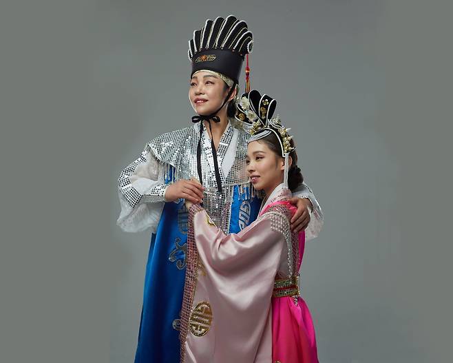 ‘한국 최초 여성 오페라, 전설이 된 그녀들’ 여성국극 특별 공연 ‘선화공주’에서 서동 역을 맡은 어머니 김금미(왼쪽)와 선화공주 역을 맡은 딸 박지현. /국가유산진흥원