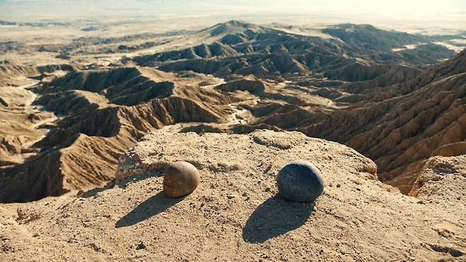 영화 ‘에브리씽 에브리웨어 올 앳 원츠’의 한 장면. 도가 사상을 시각적으로 잘 구현한 영화로 영화의 가장 강력한 힘은 에블린의 무력이 아니라 웨이먼드의 다정함이다.