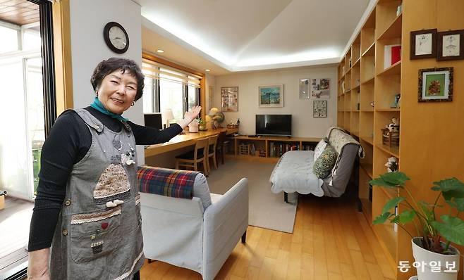 서울 강남구 일원동의 단독주택 2층을 게스트하우스로 개조한 추정림 씨. 추 씨 부부가 1층에 거주하며 손님 응대, 조식 제공 등 게스트하우스 운영과 관리를 직접 하고 있다. 신원건 기자 laputa@donga.com