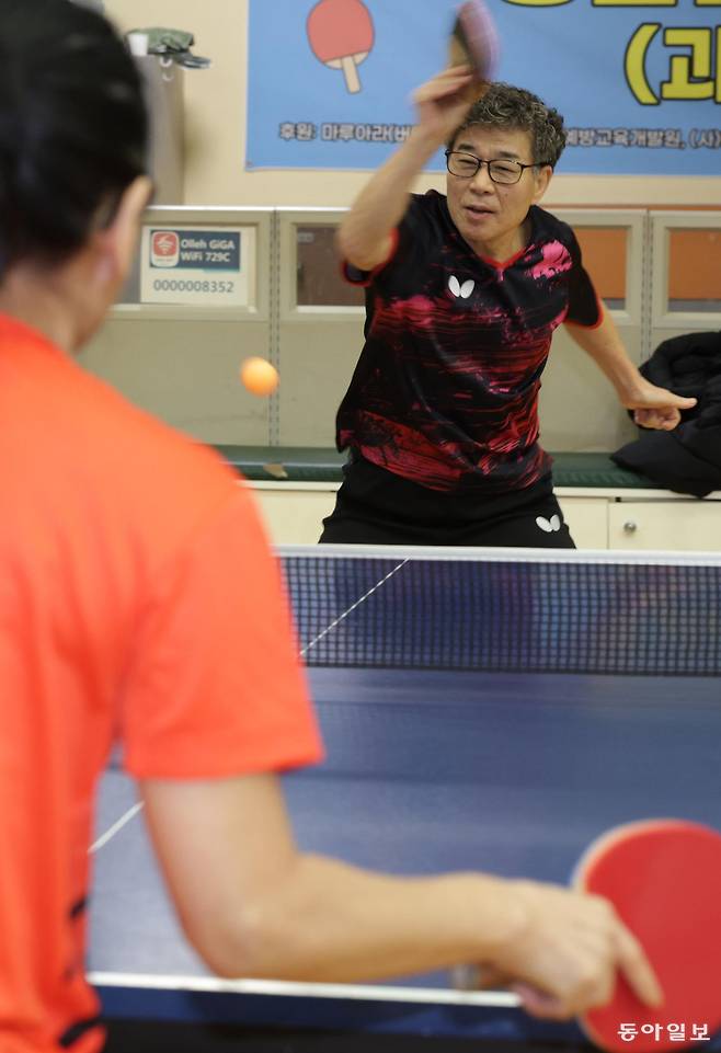 이동명(오른쪽) 씨가 서울 강동구 코리아탁구체육관에서 아내 김석순 씨와 탁구 치고 있다. 변영욱 기자 cut@donga.com
