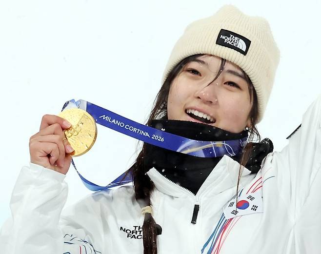 12일(현지시간) 이탈리아 리비뇨 스노파크에서 열린 2026 밀라노·코르티나담페초 동계올림픽 스노보드 여자 하프파이프 결선에서 90.25점을 받아 금메달을 획득한 스노보드 최가온이 기뻐하고 있다. /사진=뉴스1