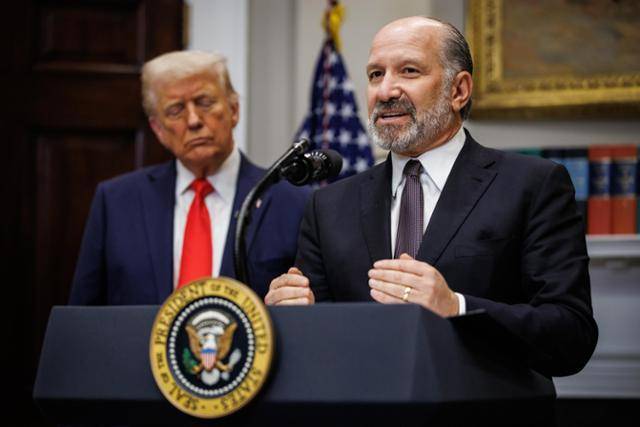 도널드 트럼프(왼쪽) 미국 대통령과 하워드 러트닉 미국 상무장관. EPA 연합뉴스