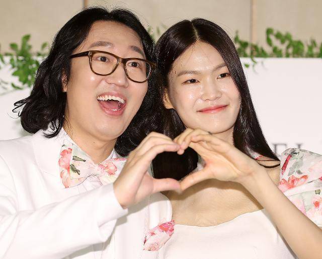 코미디언 김경진, 모델 전수민 부부가 결혼 6년 만에 쌍둥이 부모가 됐다. 뉴스1