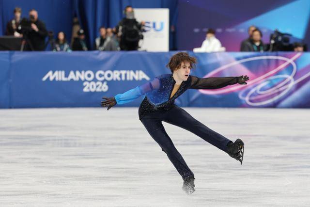 카자흐스탄 피겨스케이팅 미하일 샤이도르프가 14일(한국시간) 이탈리아 밀라노 아이스 스케이팅 아레나에서 열린 2026 밀라노·코르티나 담페초 동계올림픽 피겨스케이팅 남자 싱글 프리스케이팅에서 깔끔하게 점프 후 착지하고 있다. 밀라노=연합뉴스