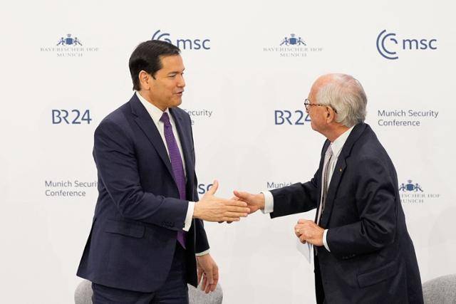 마코 루비오 미 국무장관이 14일 독일 뮌헨안보회의에서 연설을 마친 뒤 볼프강 이싱거 뮌헨안보회의 의장과 악수하고 있다. 뮌헨=AFP 연합뉴스