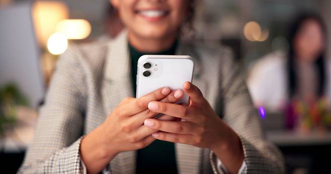 첫 데이트 후 다음날 아침에 연락을 보내는 게 관계 형성에 효과적이라는 연구 결과가 나왔다./사진=클립아트코리아