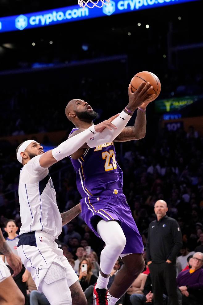 <yonhap photo-6226=""> Los Angeles Lakers forward LeBron James, right, shoots as Dallas Mavericks forward Daniel Gafford defends during the second half of an NBA basketball game Thursday, Feb. 12, 2026, in Los Angeles. (AP Photo/Mark J. Terrill)/2026-02-13 15:39:57/ <저작권자 ⓒ 1980~2026 ㈜연합뉴스. 무단 전재 재배포 금지, AI 학습 및 활용 금지></yonhap>