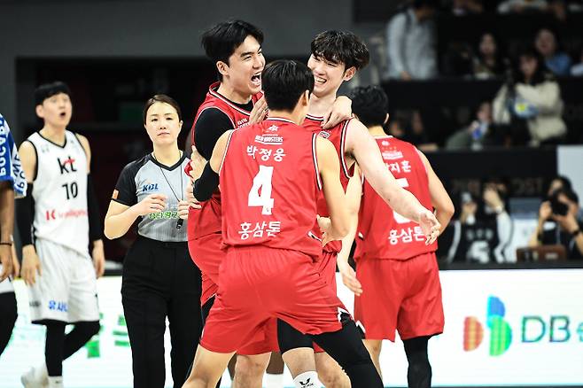 13일 안양 정관장 아레나에서 열린 2025~26 프로농구 정규리그 수원 KT전을 승리한 정관장 선수들이 환호하고 있다. KBL 제공