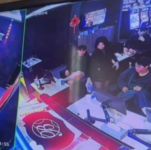 13일 온라인 커뮤니티에 공개된 대만 CCTV 영상 중 일부. 온라인 커뮤니티 캡처