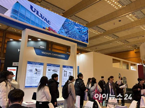 세미콘코리아 2026 전시장에서 대학생들이 알박(ULVAC) 부스를 둘러보고 있다. [사진=권서아 기자]