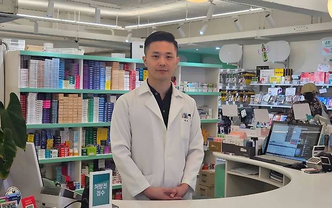 홍익약국의 수장 이중길 대표(39). 화장품과 제약회사 연구원을 거친 그는 이곳에서 '화장품 상담 길라잡이' 약사로 활동 중이다. 사진 이중길 대표 제공