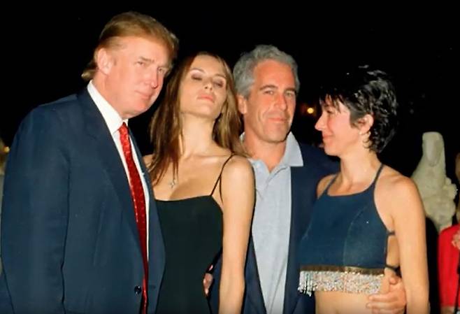 젊은 시절에 모임에 참석한 도널드 트럼프 미국 대통령(맨 왼쪽)과 제프리 엡스타인(왼쪽에서 셋째). [사진 NYT 유튜브 캡처]