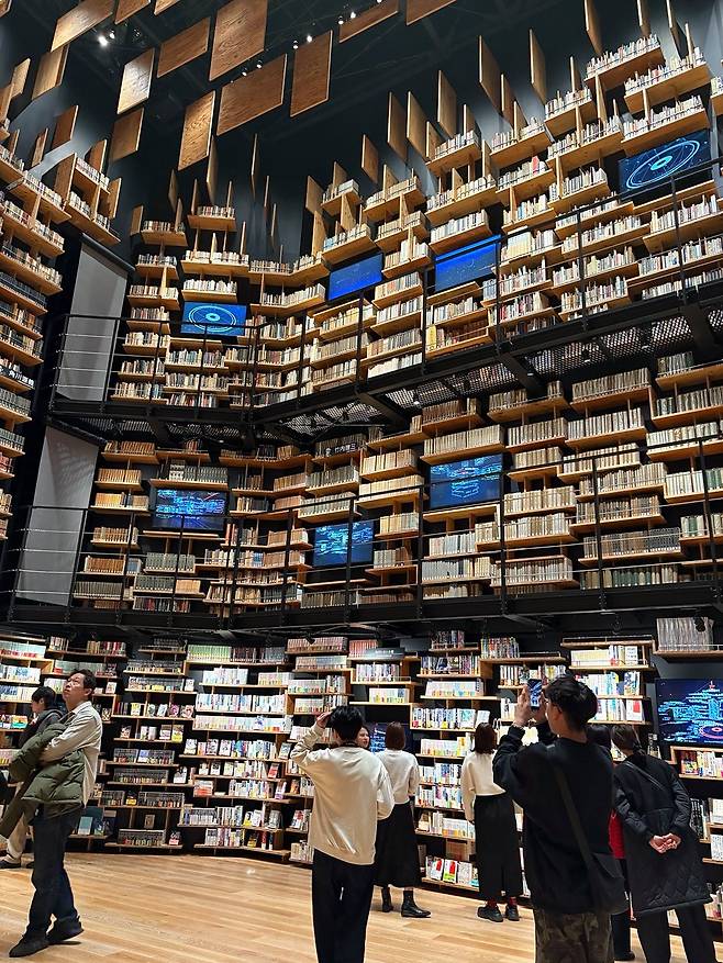 가도카와 무사시노 뮤지엄의 책장 극장. 책을 새로운 감각으로 느끼게 만든 공간이다. [사진 강태웅]