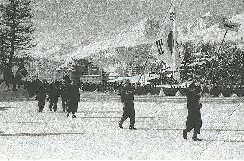 1948년 장크트모리츠 동계올림픽 개회식에 국명을 ‘Coree’라고 표기한 피켓을 들고 참가한 한국 선수단. 동·하계 통틀어 처음 참가한 올림픽이다. [중앙포토]