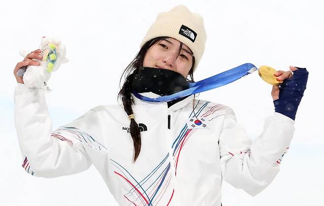 최가온 선수가 다친 손으로 금메달을 들어보이고 있다. [뉴스1]