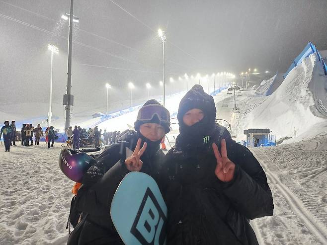 최가온의 어머니 박민혜씨(왼쪽)와 아버지 최인영씨가 딸의 우승을 기뻐하고 있다. 고봉준 기자