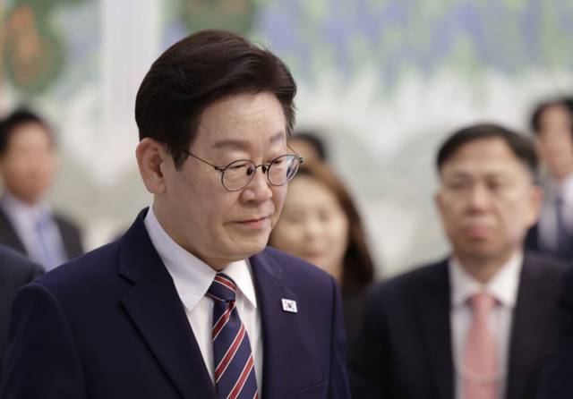 ▲ 이재명 대통령이 12일 청와대에서 열린 수석보좌관회의에 입장하고 있다. 2026.2.12 [청와대통신사진기자단]