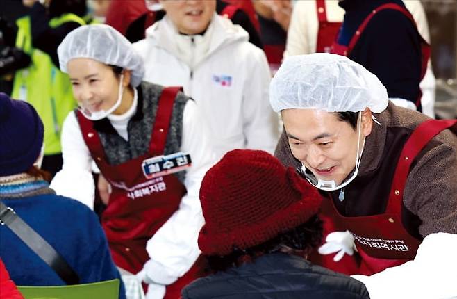 < 국힘, 어르신 식사 봉사 > 장동혁 국민의힘 대표(오른쪽)와 약자와의동행위원회 위원들이 13일 서울 중림종합사회복지관에서 설맞이 배식 봉사활동을 하고 있다. /뉴스1