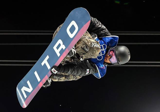 스노보드 이채운이 13일(현지시간) 이탈리아 리비뇨 스노파크에서 열린 2026 밀라노·코르티나담페초 동계올림픽 스노보드 남자 하프파이프 2차 결선 경기를 펼치고 있다. /사진=뉴스1