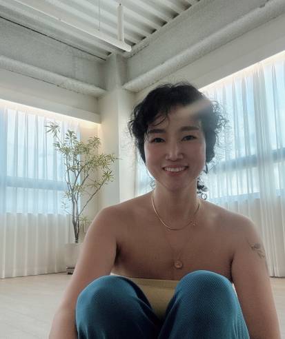 올 2월에 오픈한 경남 양산시 동면 석산에 위치한 '무드라요가원'에서 김정실 원장이 포즈를 취하고 있다.(본인제공)